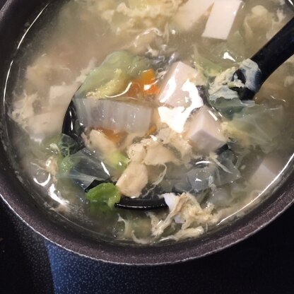 溶き卵と豆腐もいれました♩
中華スープあんまり作らないので子供達がよろこんでました(o^^o)ごま油がいいですね！